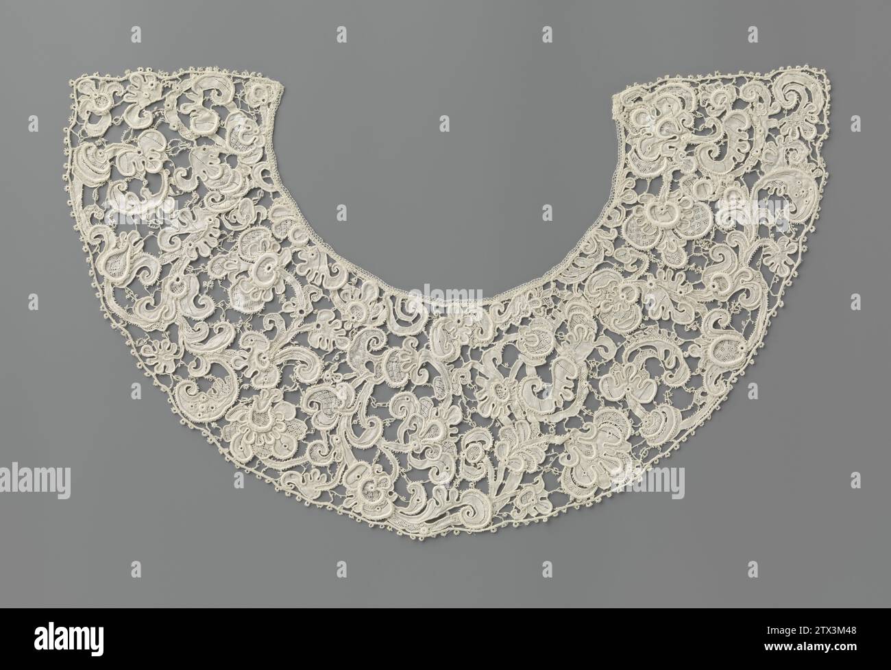 Kragen mit geteilten Rängen, anonym, ca. 1800 - ca. 1899 Kragen naturfarbene Nadelseite: Venezianische Reliefseite. Rundes Modell mit eng anliegendem Ausschnitt. Große und verschiedene Palmenblüten wachsen auf verzweigten und gespaltenen Spiralstäben. Offene Stäbe Erde. Mit einer geraden Liste von Bögen, die als Nullen gebildet werden. Burano (evtl.) Leinen (Material) Venezianische erhöhte Arbeit Kragen mit naturfarbener Nadelseite: Venezianische Reliefseite. Rundes Modell mit eng anliegendem Ausschnitt. Große und verschiedene Palmenblüten wachsen auf verzweigten und gespaltenen Spiralstäben. Offene Stäbe Erde. Mit einer geraden Liste von Bogen beendet Stockfoto