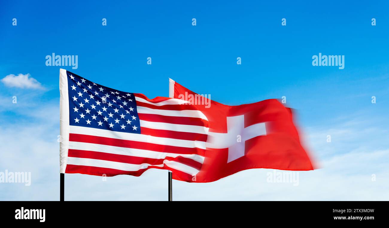 USA und Schweiz Flaggen vor blauem Himmel Stockfoto