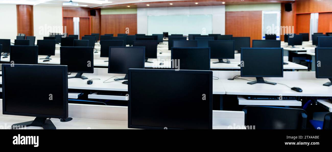 Gruppe von Computern im Computerlabor Stockfoto