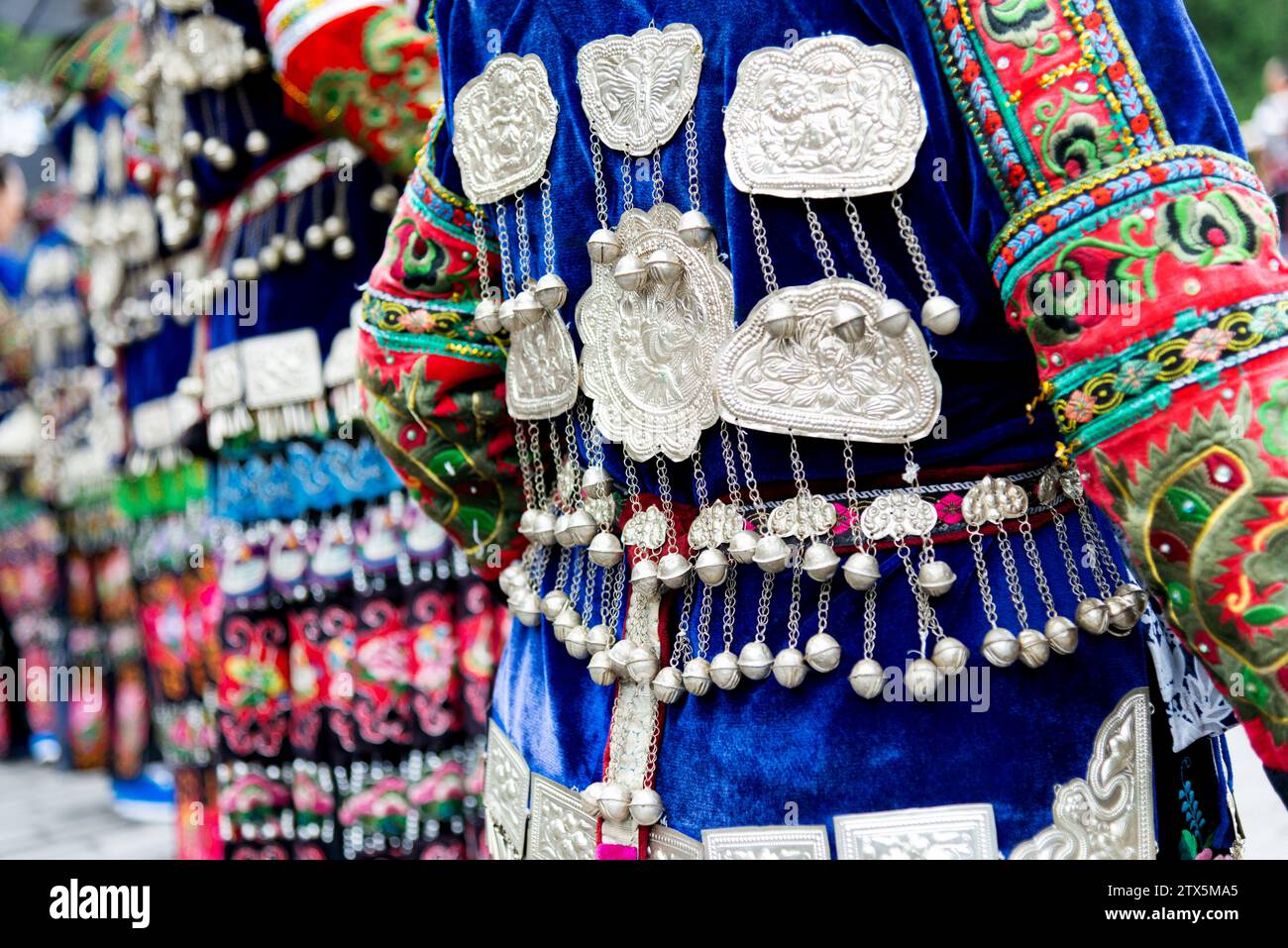 Chinesische Frauen in blauer traditioneller Festivalkleidung und silbernen Accessoires Stockfoto