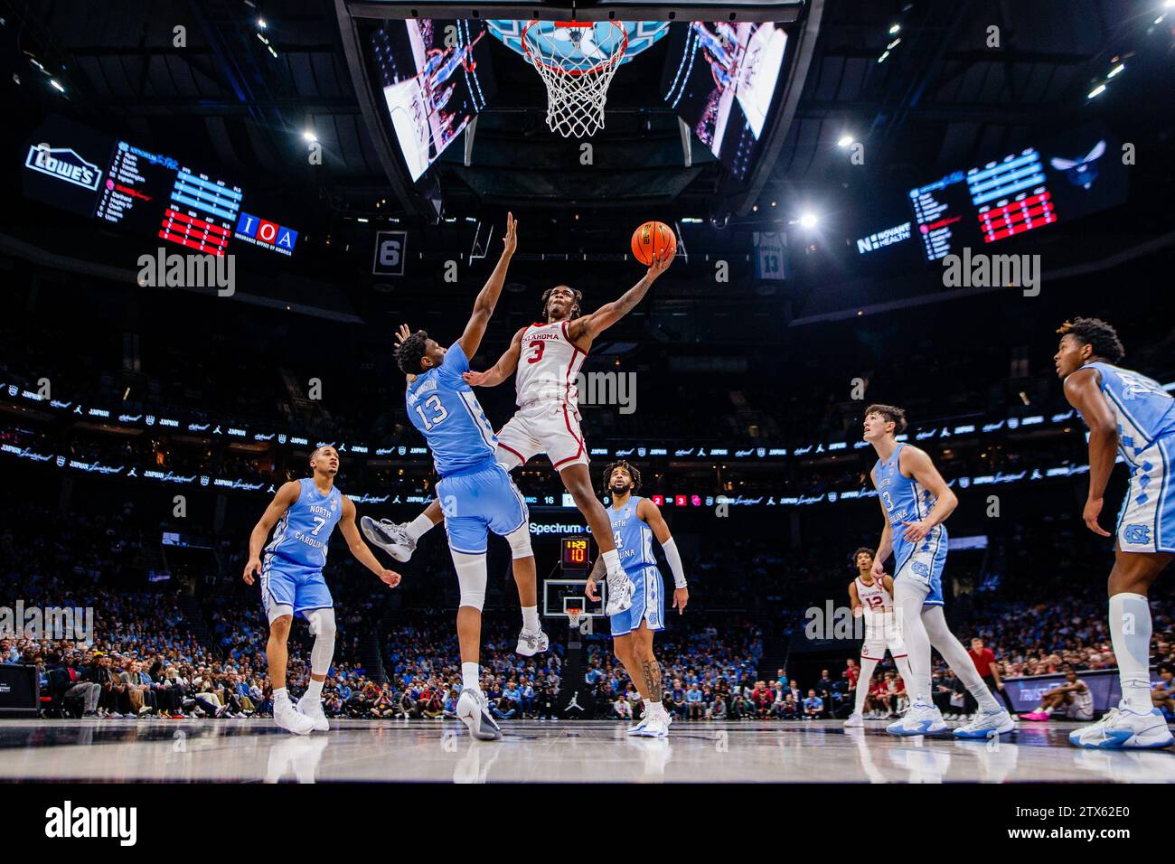 Charlotte, NC, USA. Dezember 2023. Oklahoma Sooners Wächter Otega Oweh (3) schießt 2023 im Jumpman Invitational at Spectrum Center in Charlotte, NC, um North Carolina Tar Heels vor Jalen Washington (13) zu schießen. (Scott Kinser/CSM). Quelle: csm/Alamy Live News Stockfoto