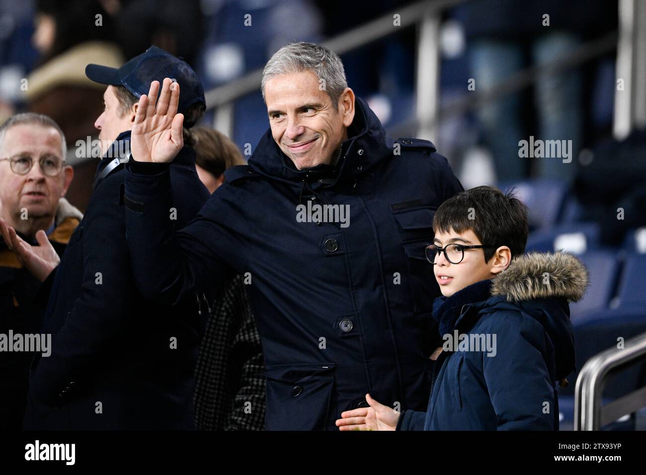 Paris, Frankreich. Dezember 2023. Der französische Schauspieler Medi Sadoun während des Fußballspiels der Ligue 1 zwischen Paris Saint-Germain PSG und dem FC Metz im Parc des Princes in Paris, Frankreich, am 20. Dezember 2023. Quelle: Victor Joly/Alamy Live News Stockfoto