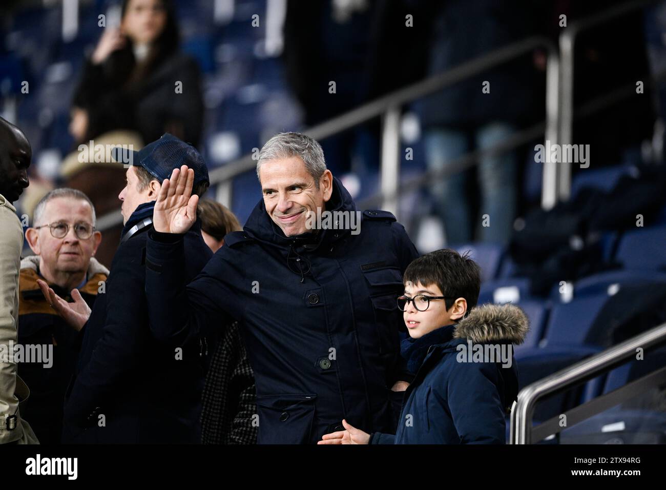 Paris, Frankreich. Dezember 2023. Der französische Schauspieler Medi Sadoun während des Fußballspiels der Ligue 1 zwischen Paris Saint-Germain PSG und dem FC Metz im Parc des Princes in Paris, Frankreich, am 20. Dezember 2023. Quelle: Victor Joly/Alamy Live News Stockfoto