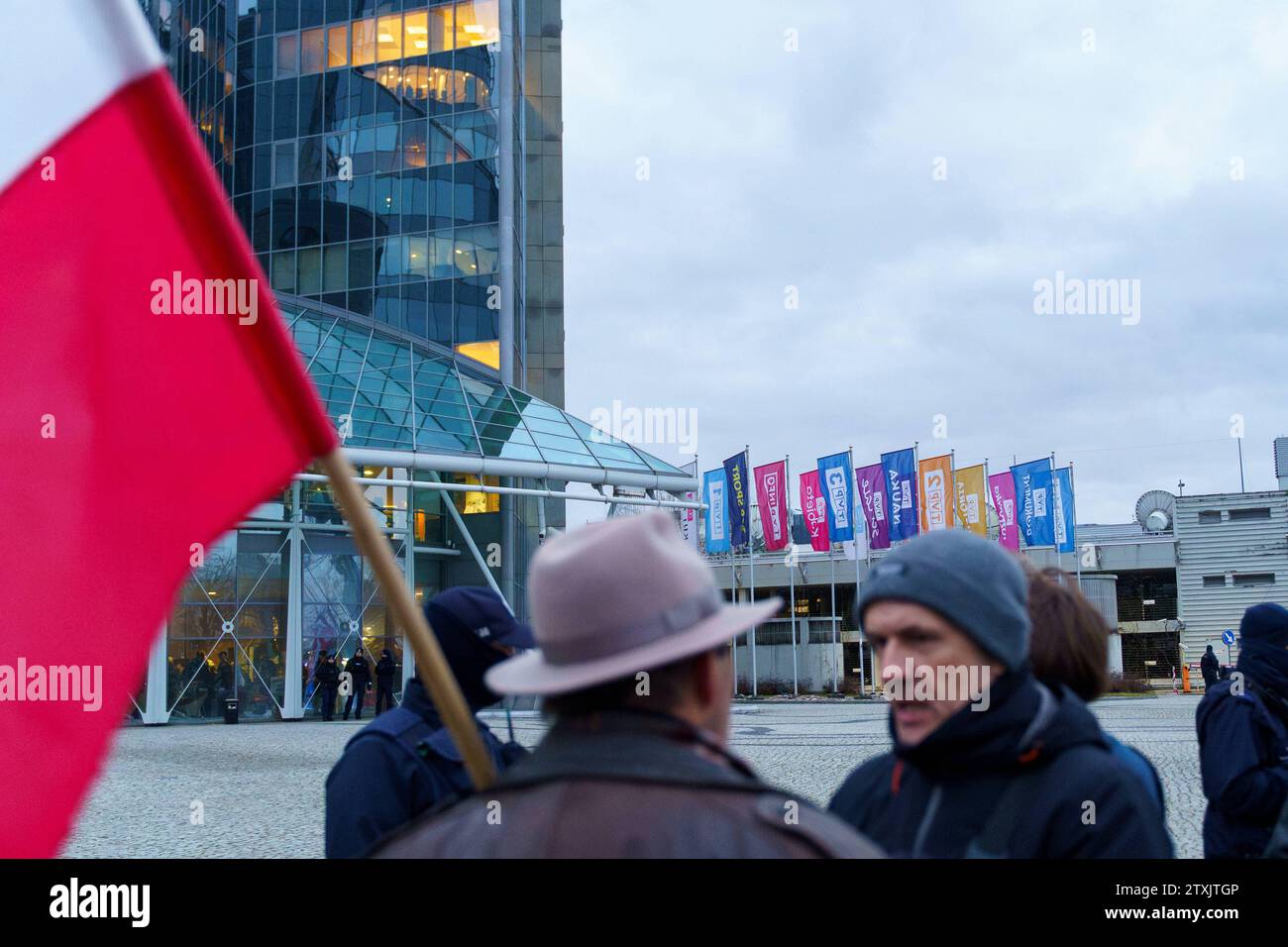 Am 20. Dezember 2023 sind Flaggen mit TVP-Senderlogos im polnischen Hauptsitz des staatlichen Fernsehsenders TVP in Warschau abgebildet. Seit Dienstag, 19. Dezember besetzen Politiker der vormals regierenden Partei PiS Law and Justice den polnischen Staatssender TVP Telewizja Polska, nachdem die neu gewählte pro-europäische Regierung einen neuen Chef ernannt hatte, um die Medien von der politischen Kontrolle der vorherigen Partei zu befreien und ihre Integrität und Objektivität wiederherzustellen. Warschau Polen Demonstration zur Verteidigung der TVP. 2023/12/20 Copyright: XMarekxAntonixIwanczukx MAI08031-Enhanced-NR Stockfoto