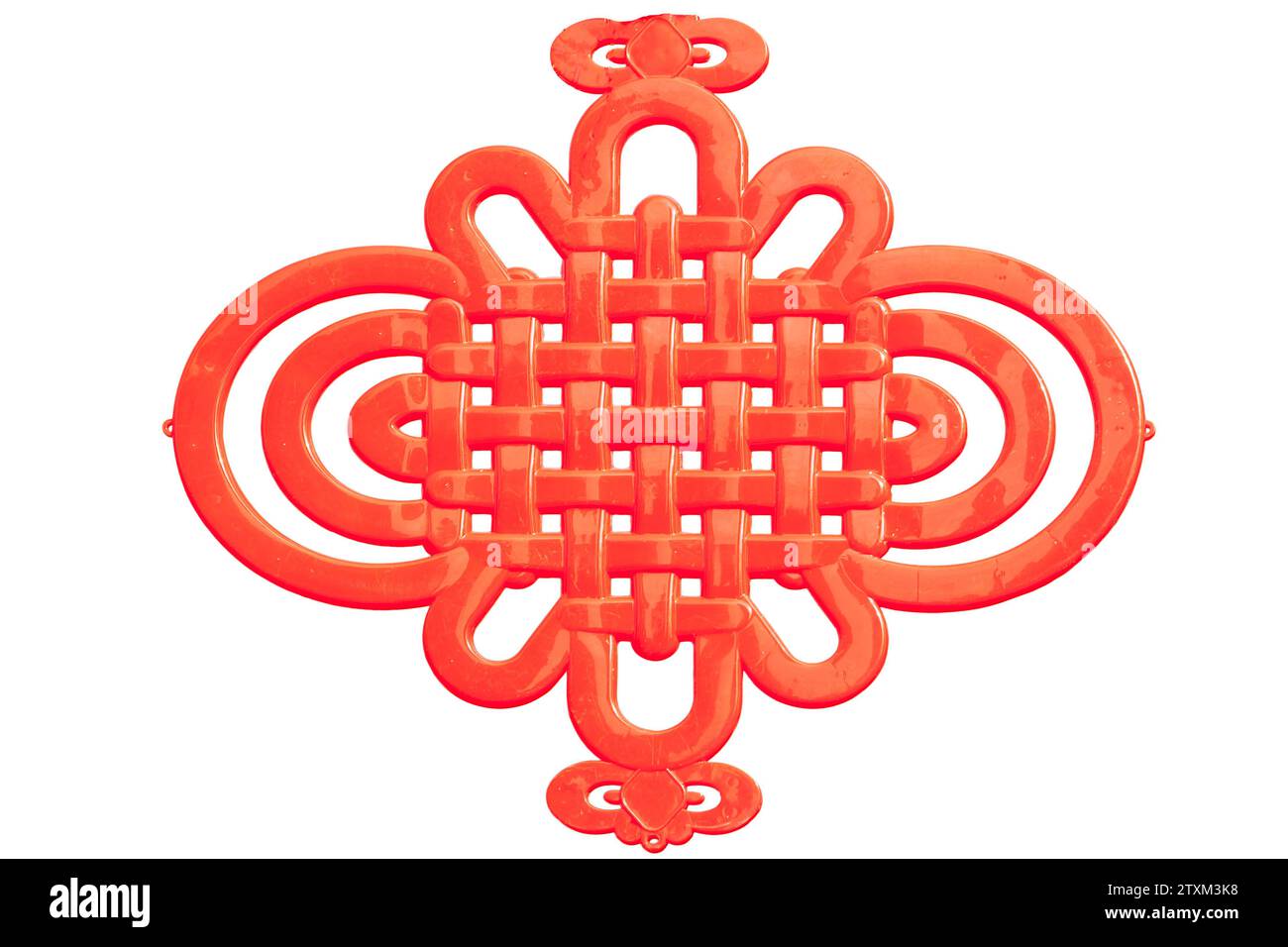 Traditionelle rote Magie chinesischer dekorativer Knoten isoliert auf weißem Hintergrund, typische Volkskunst Chinas. Stockfoto