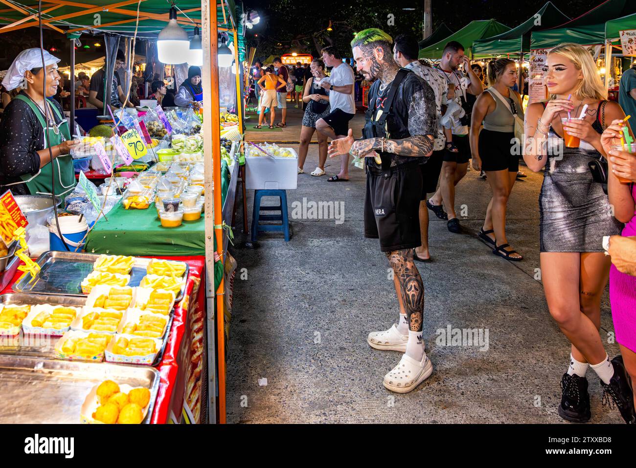 Lebensmittelverkäufer und Touristen auf dem Nachtmarkt, Fishermans Village, Bo Phut, Ko Samui, Thailand Stockfoto
