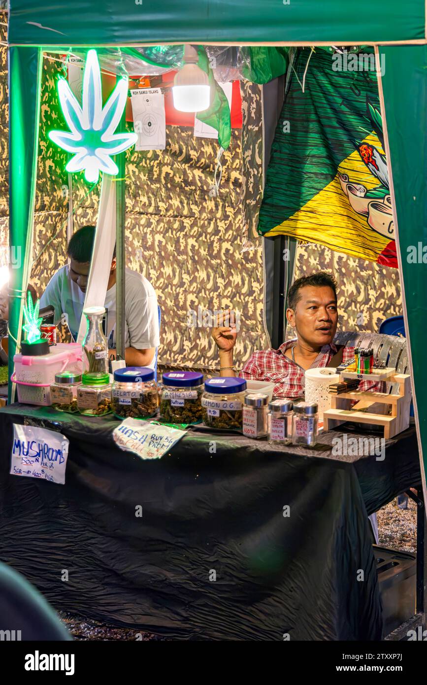 Raucher im Cannabisstand, Fishermans Village Night Market, Bo Phut, Ko Samui, Thailand Stockfoto