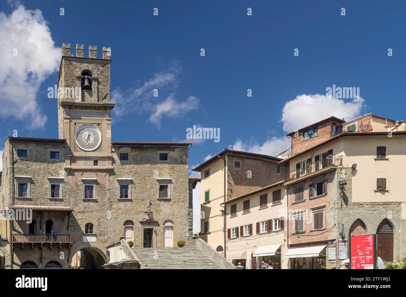 Herrlicher Blick auf die Piazza della Repubblica im historischen Zentrum von Cortona, Arezzo, Italien, an einem schönen sonnigen Sommertag Stockfoto