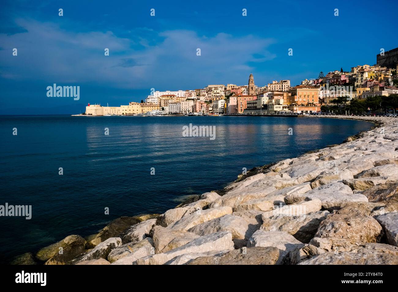 Der alte Teil der Stadt Gaeta, malerisch auf einer kleinen Halbinsel gelegen, über dem Wasser einer kleinen Bucht gesehen. Stockfoto