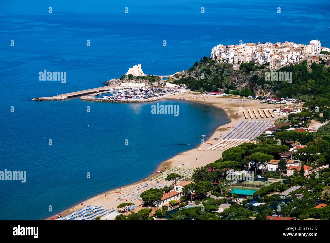 Aus der Vogelperspektive auf die kleine Stadt Sperlonga, malerisch auf einem Hügel mit Blick auf das Mittelmeer gelegen. Stockfoto