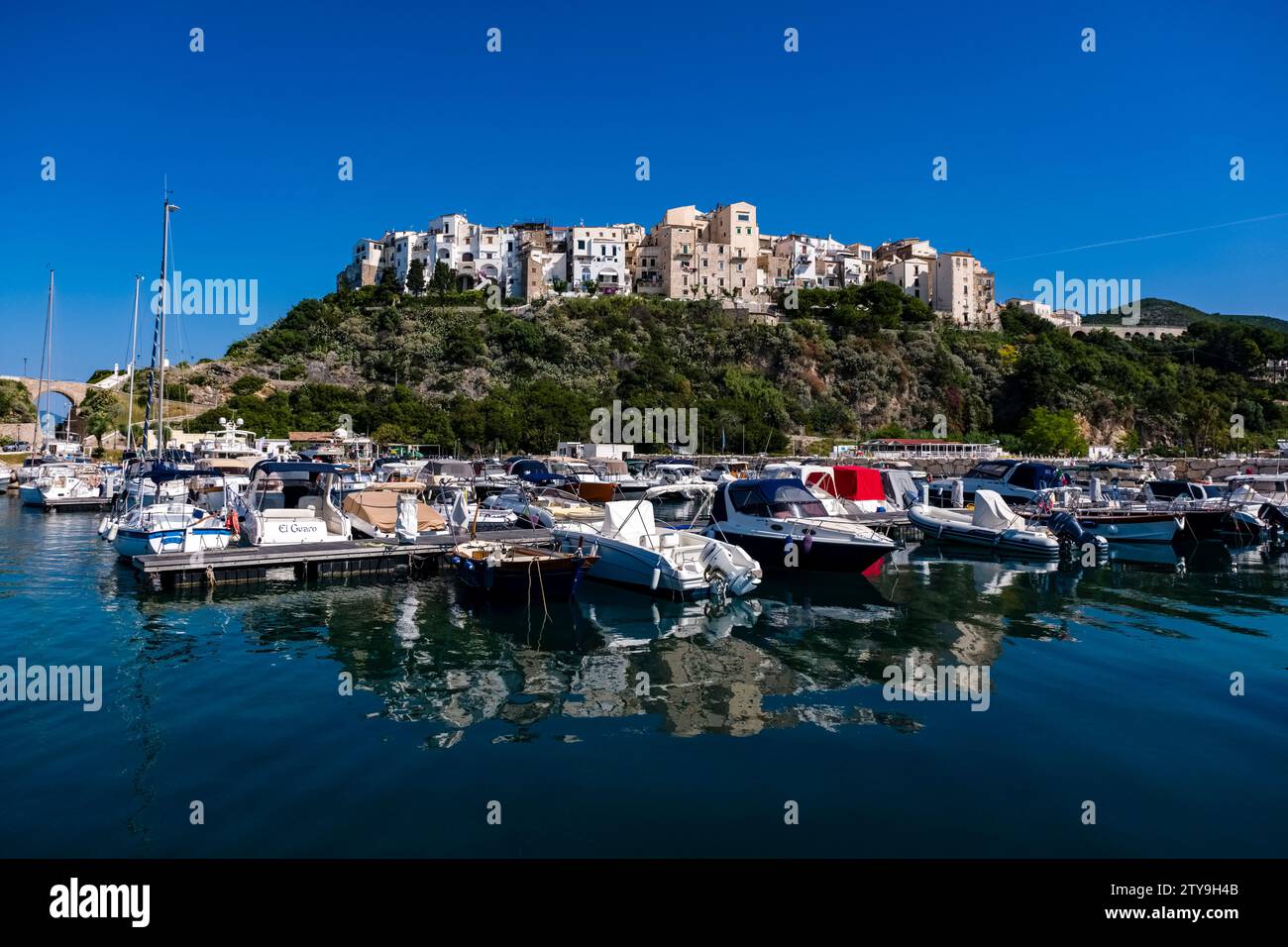 Blick auf die kleine Stadt Sperlonga, malerisch auf einem Hügel mit Blick auf das Mittelmeer, Blick auf den Hafen und den Yachthafen. Stockfoto