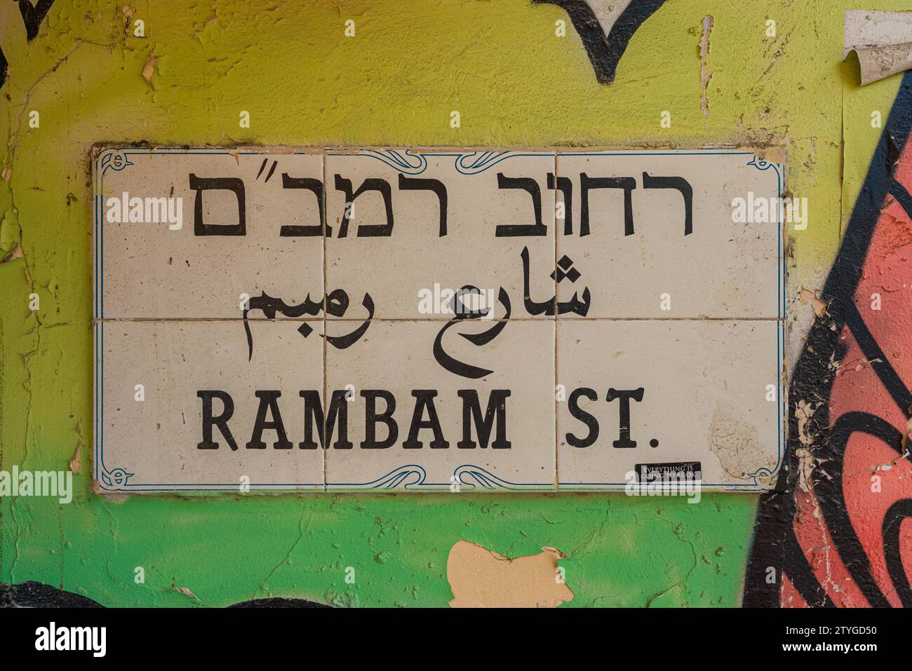 Tel Aviv, Israel. 30. September 2023. Straßenschild Rambam St in Hebräisch, Arabisch und Englisch geschrieben Stockfoto