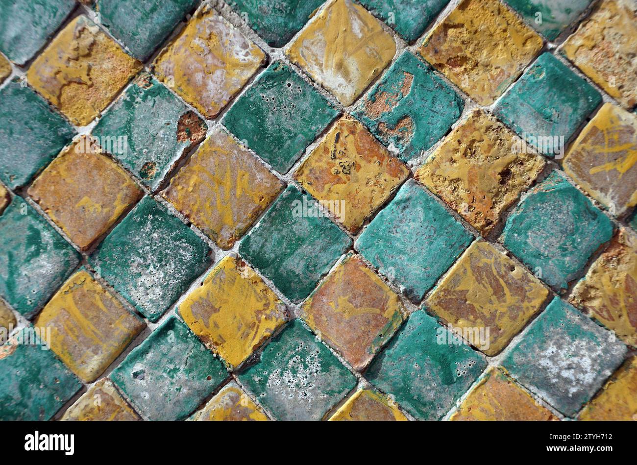 Gesprungene Zementsteinblockoberfläche als Hintergrund für die Konstruktion Stockfoto