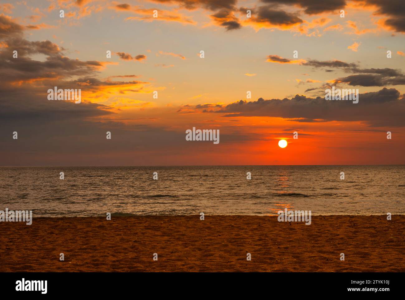 Wunderschöner Sonnenuntergang über dem Indischen Ozean, Waskaduwa, Sri Lanka. Stockfoto