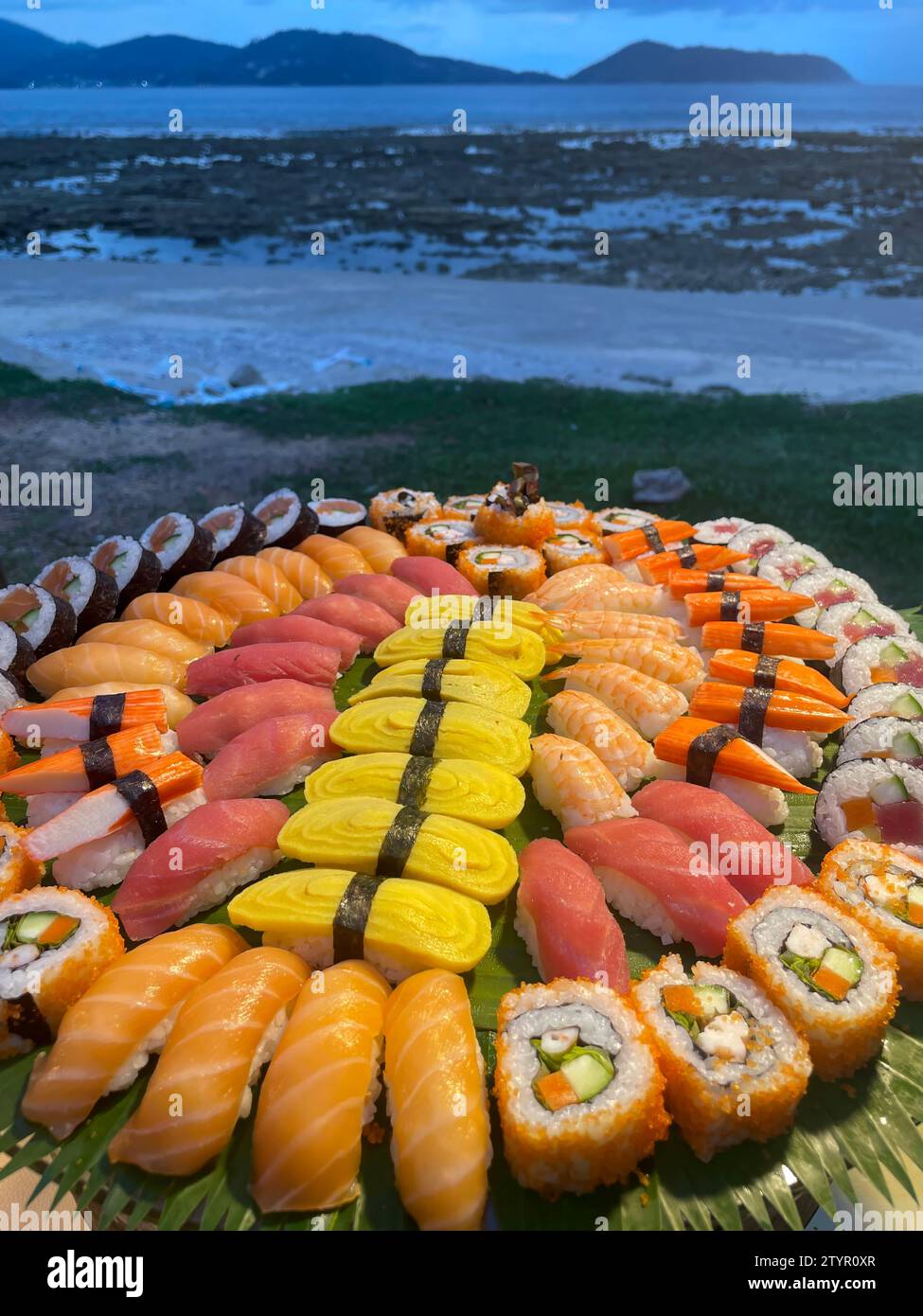 Sushi auf Holzplatte für Restaurant im Freien in Phuket, Thailand. Stockfoto