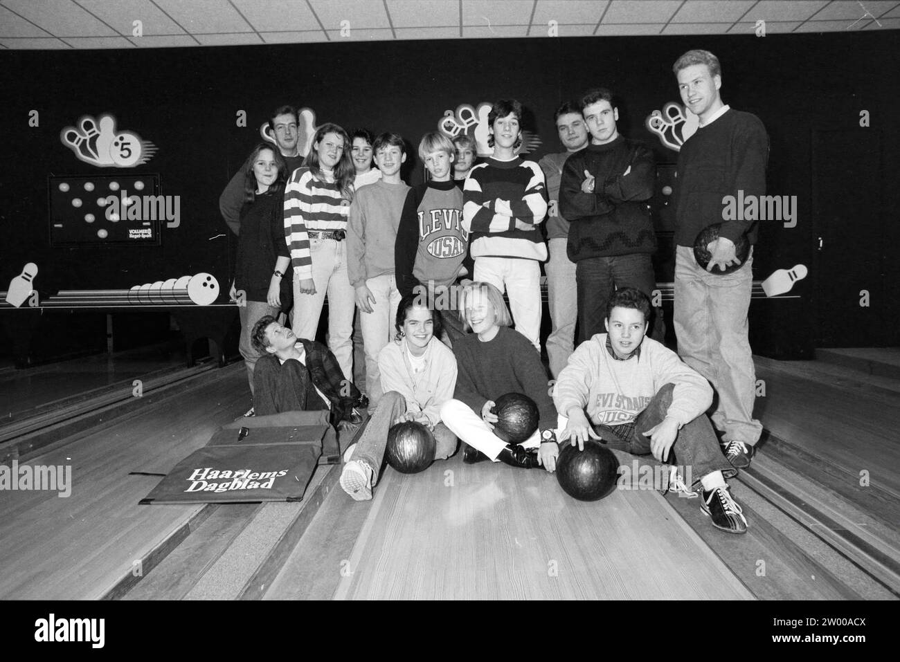 HD Delivery People Bowling, Zandvoort, Zandvoort, 26.11.1991, Whizgle News from the Past, maßgeschneidert für die Zukunft. Erkunden Sie historische Geschichten, das Image der niederländischen Agentur aus einer modernen Perspektive, die die Lücke zwischen den Ereignissen von gestern und den Erkenntnissen von morgen überbrückt. Eine zeitlose Reise, die die Geschichten prägt, die unsere Zukunft prägen. Stockfoto