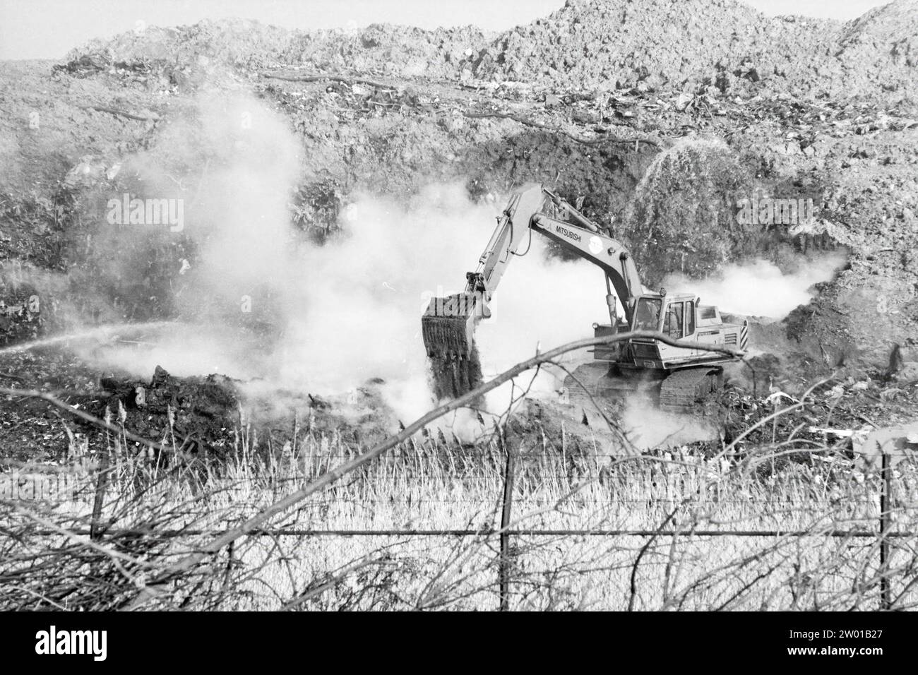 Bäume hinter Müllhalde Fällen, Spaarnwoude, Bäume, Spaarnwoude, 08-02-1989, Whizgle News aus der Vergangenheit, zugeschnitten auf die Zukunft. Erkunden Sie historische Geschichten, das Image der niederländischen Agentur aus einer modernen Perspektive, die die Lücke zwischen den Ereignissen von gestern und den Erkenntnissen von morgen überbrückt. Eine zeitlose Reise, die die Geschichten prägt, die unsere Zukunft prägen. Stockfoto