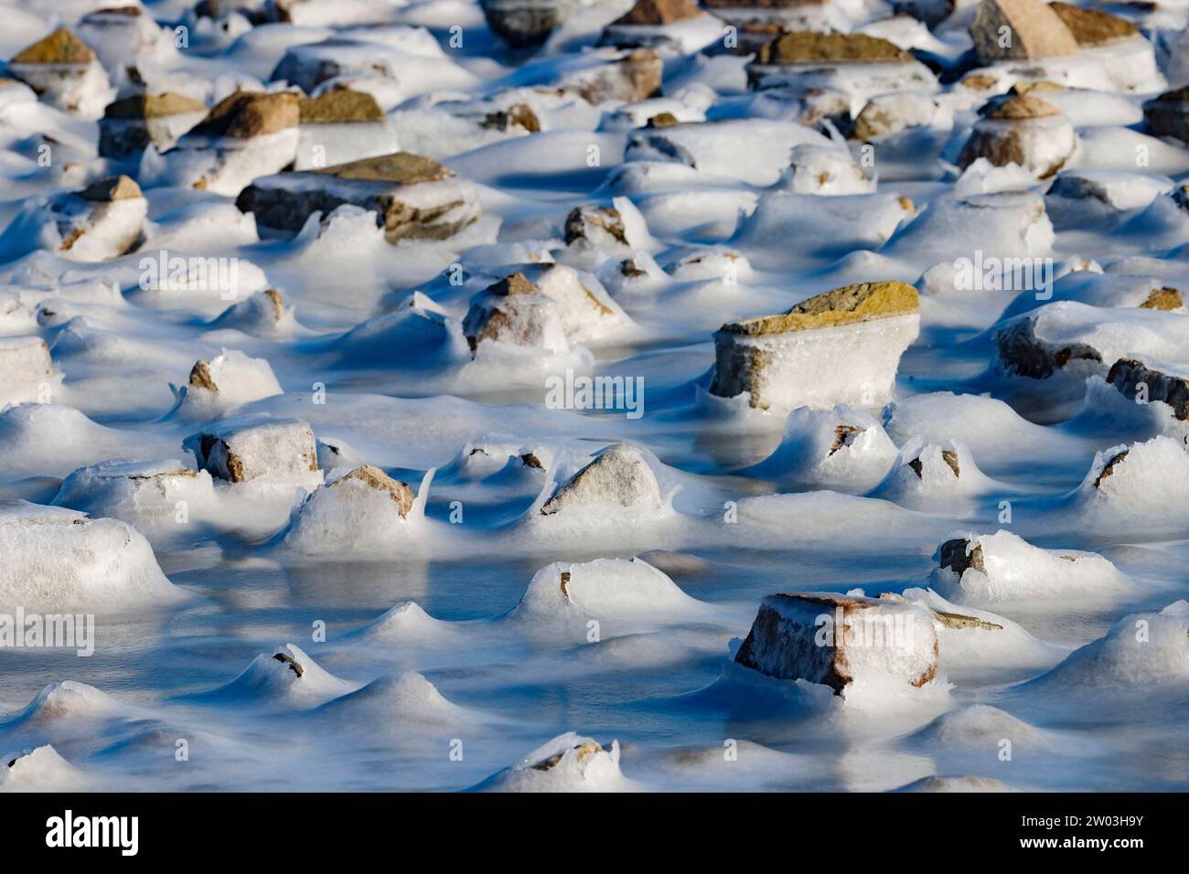 QINGDAO, CHINA - 21. DEZEMBER 2023 - Meereis und Eishaut umhüllen das Riff am malerischen Ort Liansan Island in der West Coast New Area von Qingdao, Shandong Stockfoto