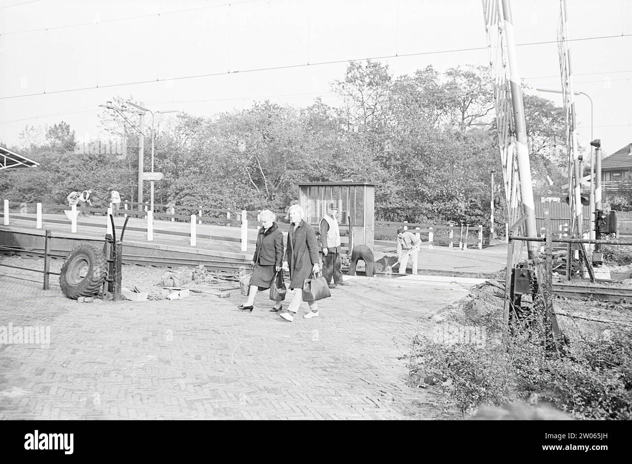 Station Santpoort ZD, Station, 21-10-1968, Whizgle News aus der Vergangenheit, zugeschnitten auf die Zukunft. Erkunden Sie historische Geschichten, das Image der niederländischen Agentur aus einer modernen Perspektive, die die Lücke zwischen den Ereignissen von gestern und den Erkenntnissen von morgen überbrückt. Eine zeitlose Reise, die die Geschichten prägt, die unsere Zukunft prägen. Stockfoto