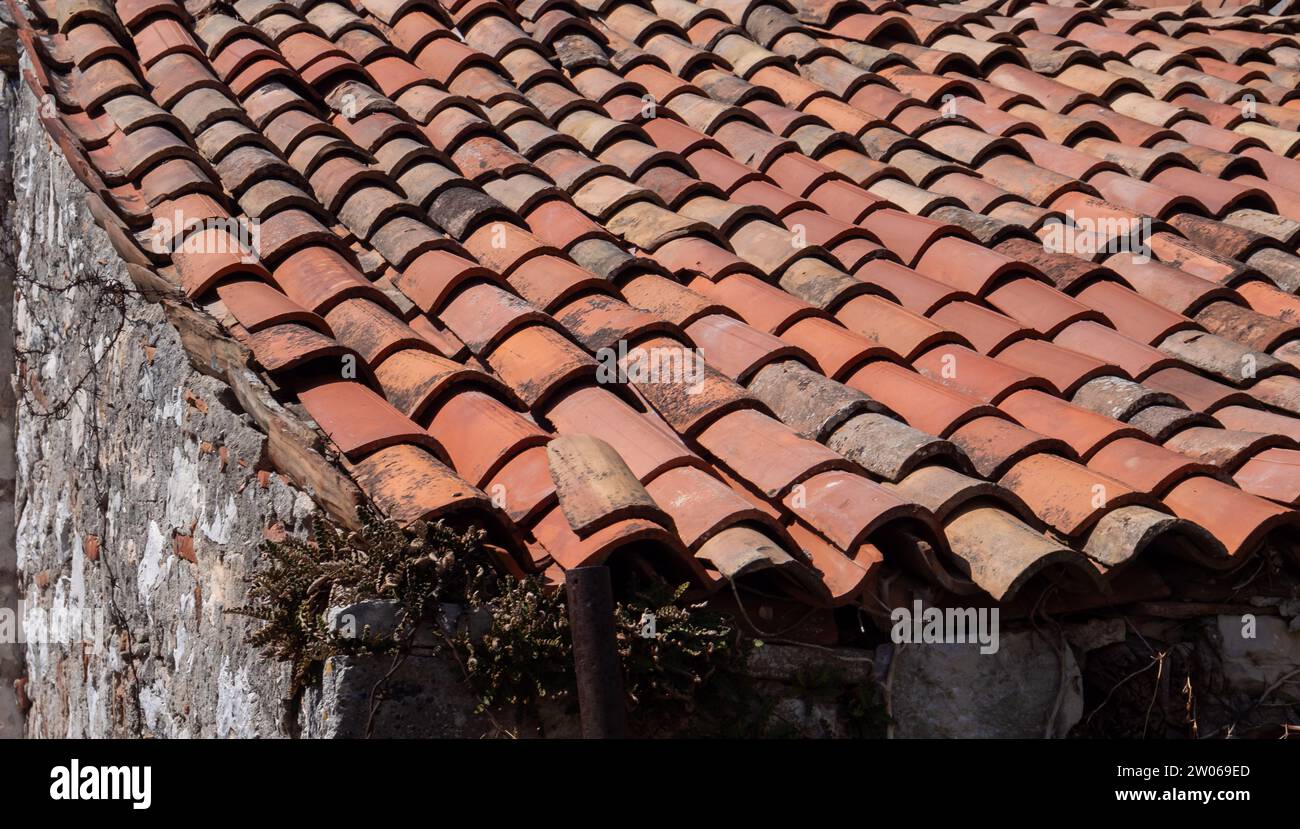 Alte Dachziegel auf dem Dach Stockfoto