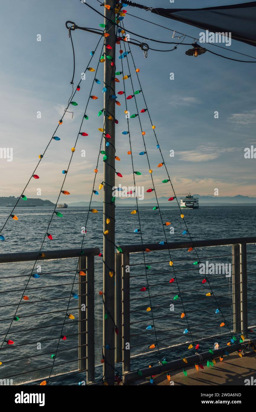 Weihnachtsbeleuchtung tagsüber mit Blick auf die Fähre im Puget Sound von Seattle aus Stockfoto