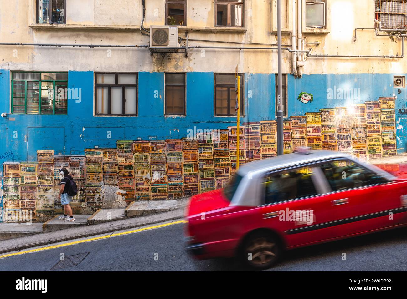 12. Dezember 2023: Ein Wandgemälde von Tong lau in der Graham Street, Hongkong von Alex Croft. Tong lau oder ke lau sind Mietgebäude, die aus dem späten 19. Jahrhundert erbaut wurden Stockfoto