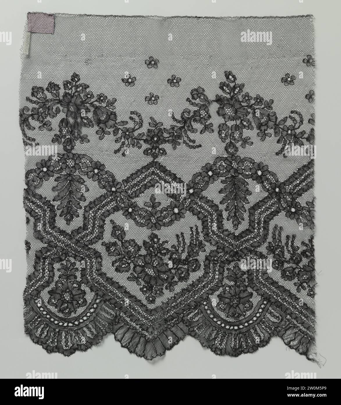 Streifenspule mit Rosenzweig im Sechseck und zwei welligen Blumengirlanden, anonym, ca. 1860 - ca. 1875 Streifen schwarzer Spule: chantilly-Seite. Der Streifen ist Teil eines längeren Streifens, der für ein Krinolinkleid verwendet wird. Das sich wiederholende Muster besteht aus sechseckigen Feldern, die sich kreuzende dekorative Reifen bilden. In jedem sechseckigen Feld gibt es einen Rosenzweig. Zwei synchrone wellenförmige Blumengirlanden verlaufen über den Sechsecken, deren untere Schlinge die oberen Punkte der Sechsecke schneidet. Zwischen den sechseckigen Ecken, der unteren Blumengirlande und dem Schalenrand werden glockenförmige Felder erzeugt, Stockfoto