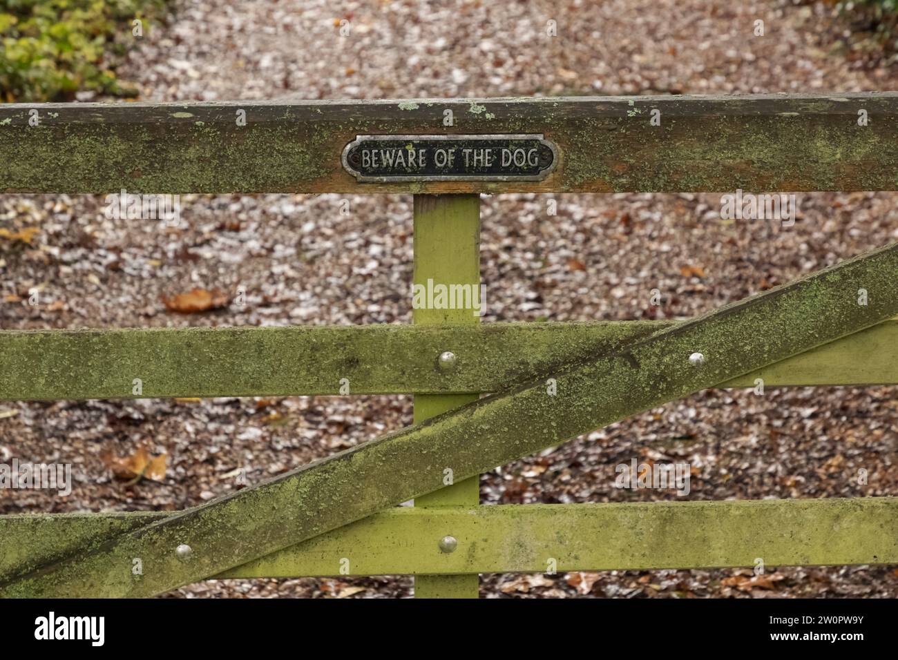 England, Kent, Edenbridge, Hever, Holztor mit Schild „Vorsicht vor dem Hund“ Stockfoto
