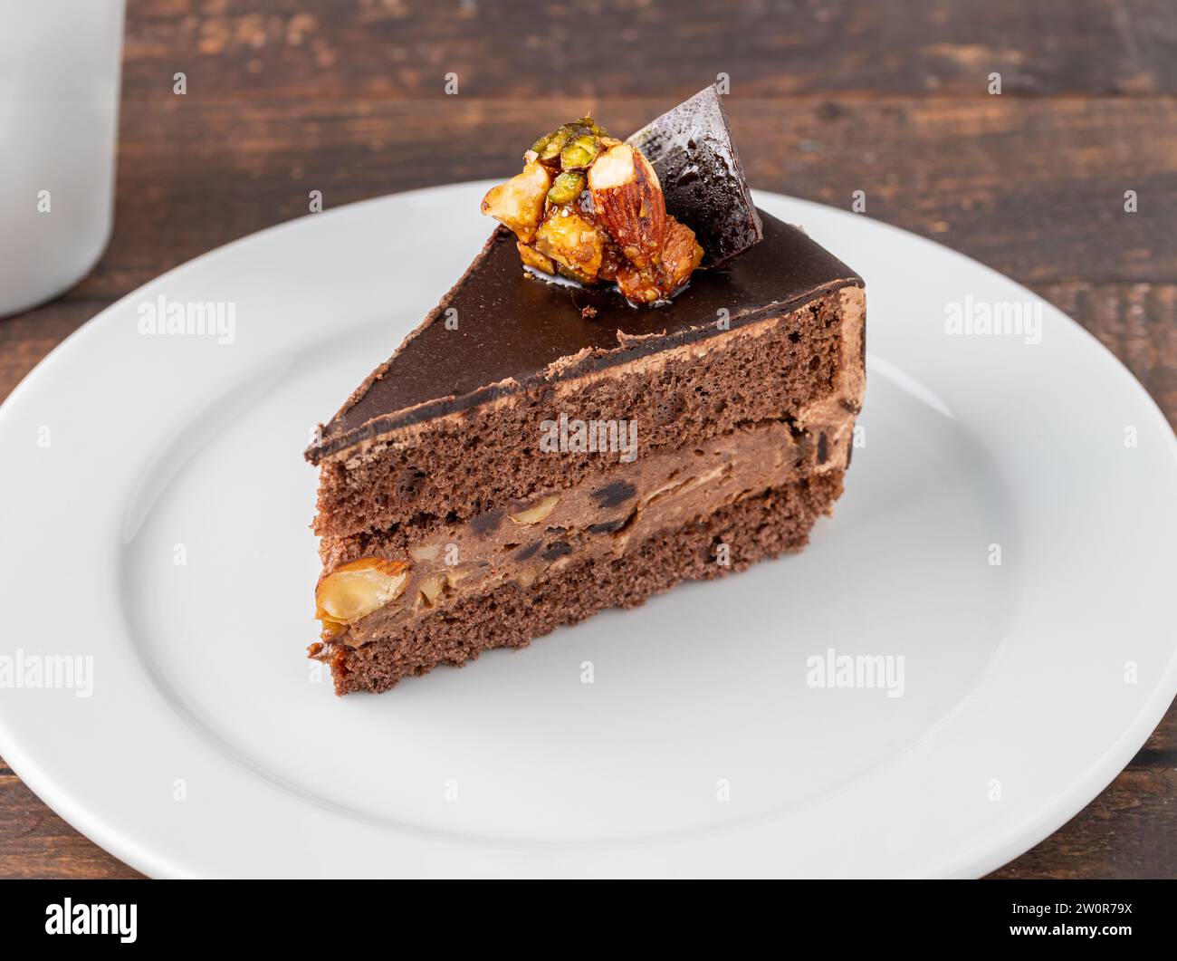 Köstlicher Schokoladen- und Pistazienkuchen auf dunklem Holzhintergrund Stockfoto