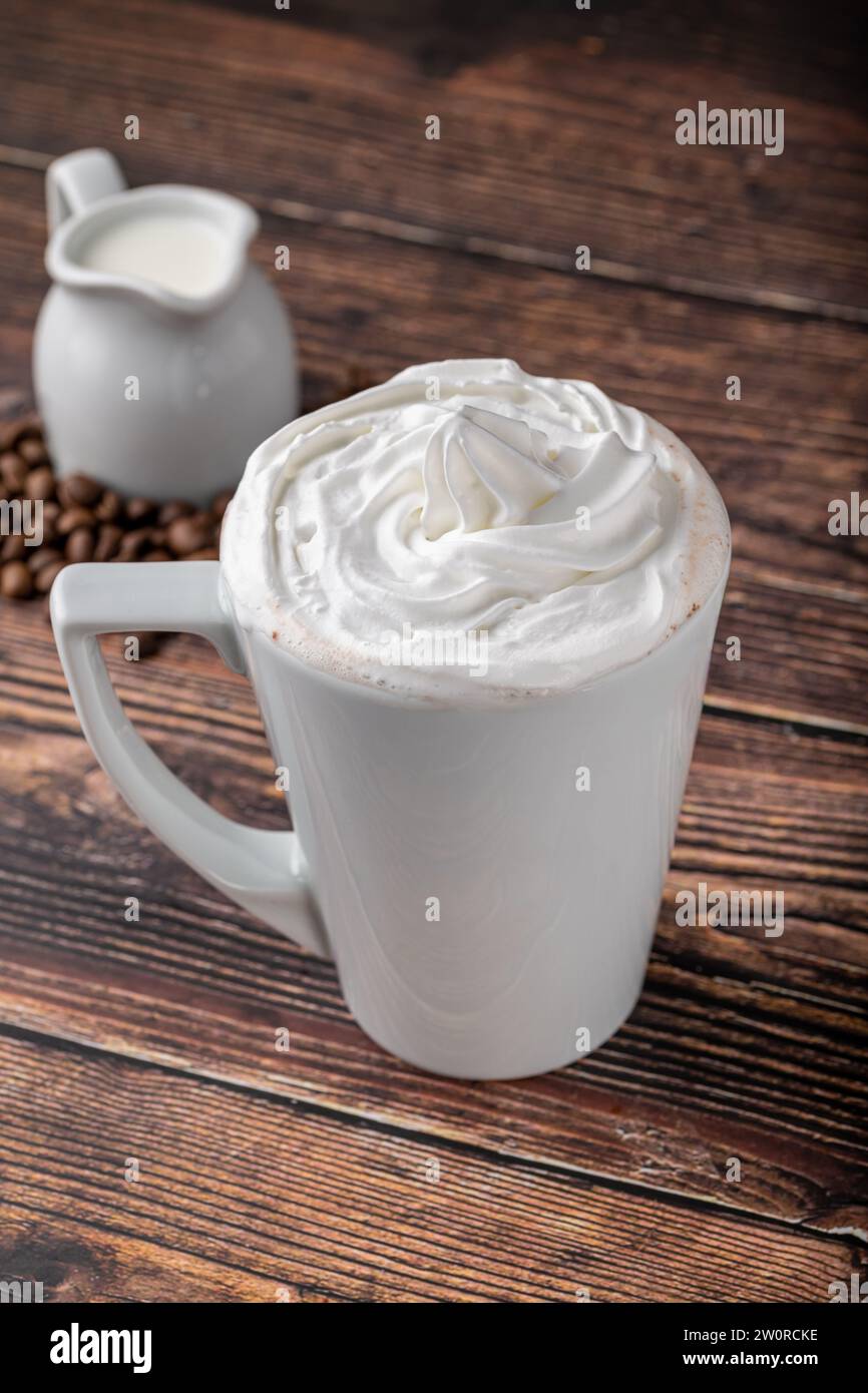 Café Mokka in weißer Porzellanschale auf Holztisch Stockfoto