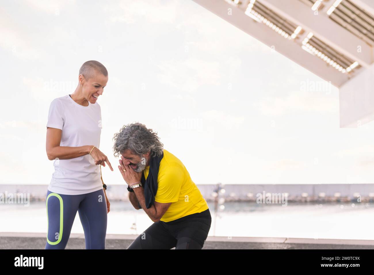 Der Trainer bittet um mehr Anstrengung von einem Senior-Mann Stockfoto