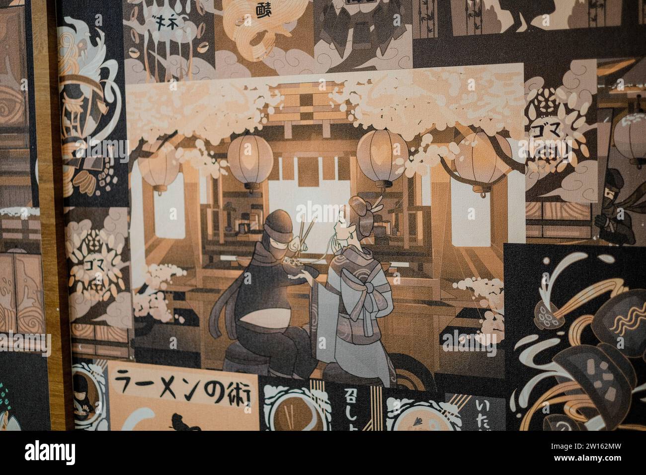 Dieses mit japanischen Wandbildern geschmückte Restaurant zeigt den Charme der Gäste, die an einem Imbissstand bestellen, in einer fesselnden beigefarbenen Farbpalette Stockfoto