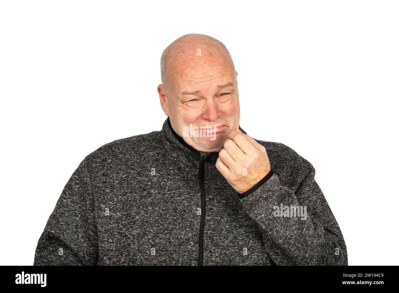 Reifer emotionaler kaukasischer Mann in grauer Pullover-Jacke weinend auf weißem Hintergrund Stockfoto