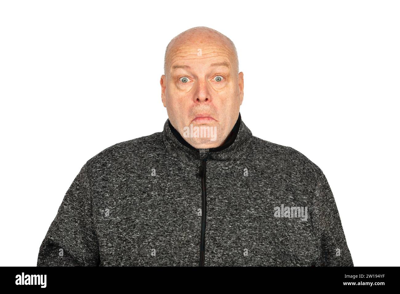 Überraschter 58-jähriger kaukasischer Mann in grauer Pullover-Jacke, weißer Hintergrund Stockfoto