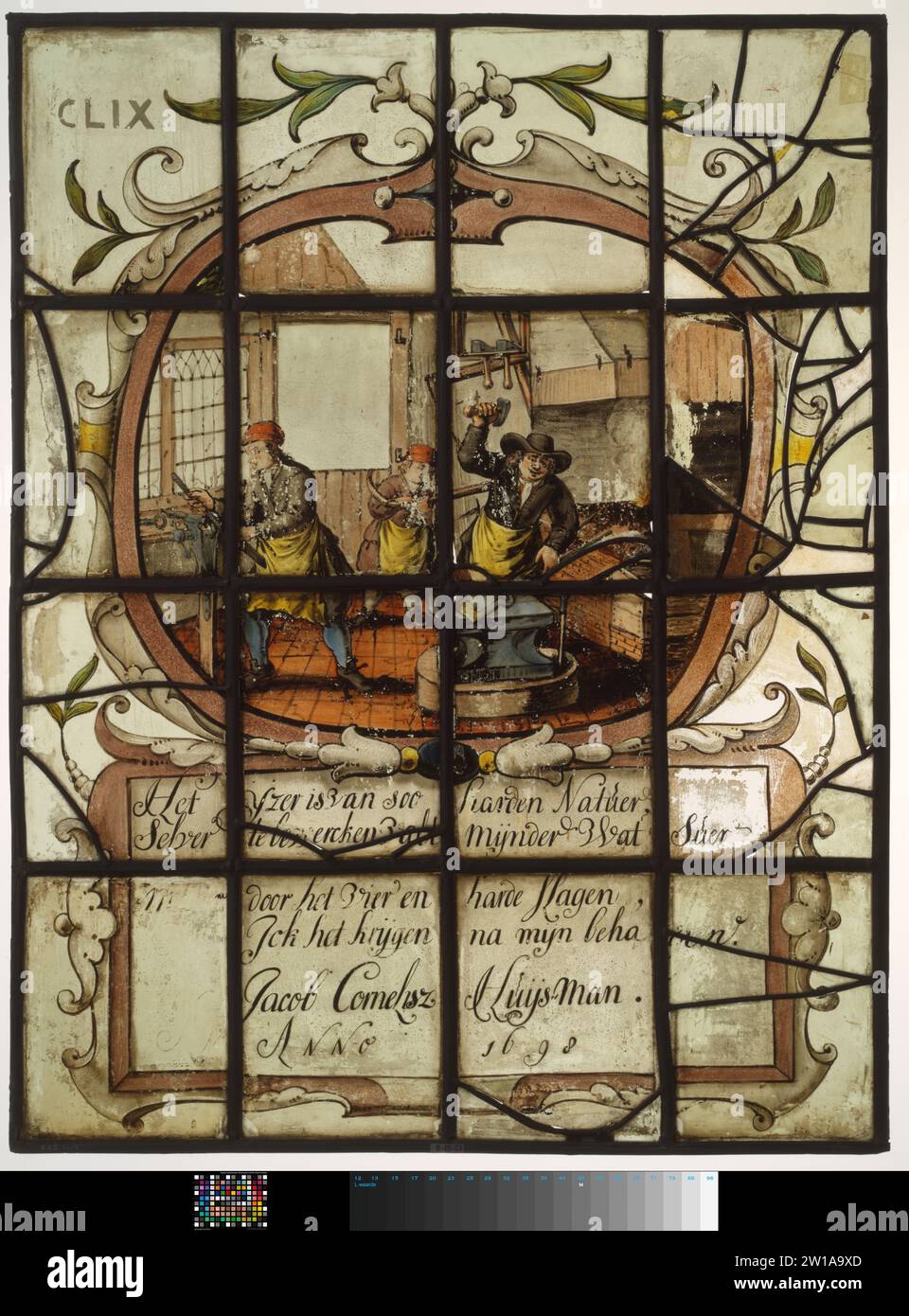 Fenster mit drei Schmieden in einer Schmiede mit Beschriftung, anonym, 1698 Platte, in der eine Darstellung von drei Schmieden in einer Schmiede dargestellt wird. Darunter eine Kartusche mit Inschrift. Glas. Blei (Metall). Tafel, in der drei Schmiede in einer Schmiede dargestellt werden. Darunter eine Kartusche mit Inschrift. Glas. Blei (Metall). Stockfoto