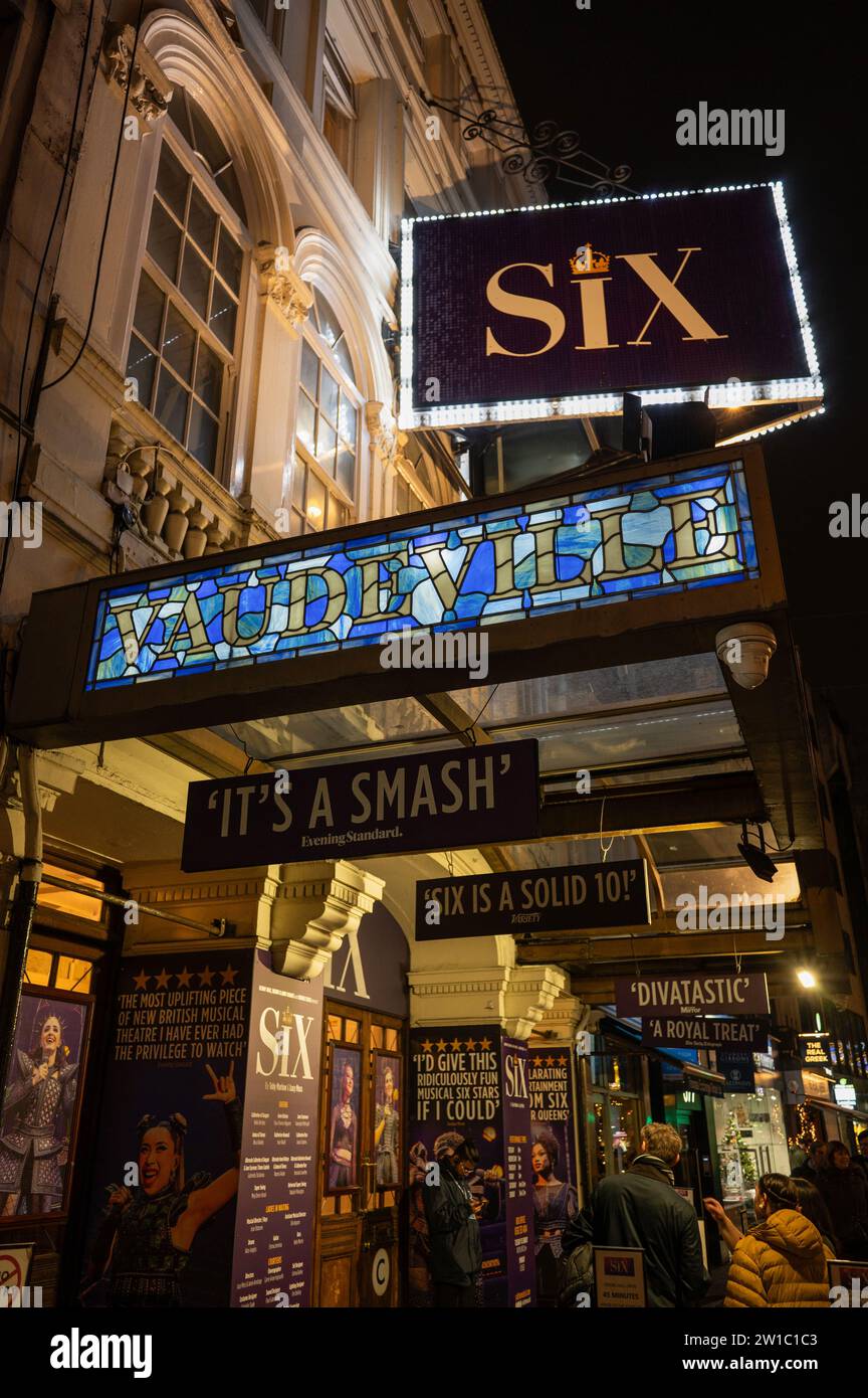 Beleuchtetes Schild für das Musical „Six“ und das Vaudeville Theatre auf der Bühne, am Strand im West End von London Stockfoto
