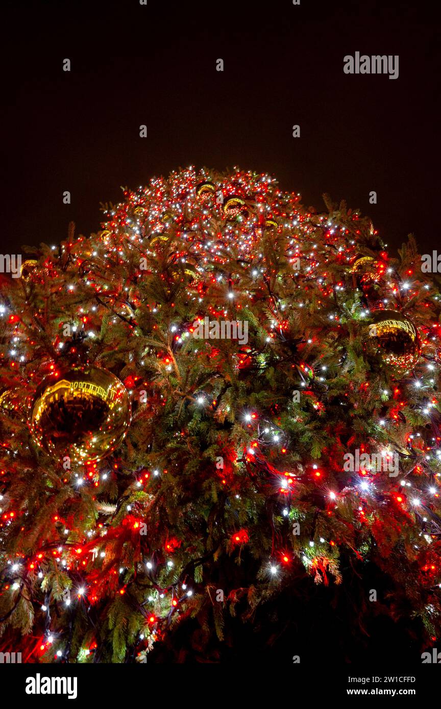 Weihnachtsbaumbeleuchtung und -Dekoration im Covent Garden in London Stockfoto