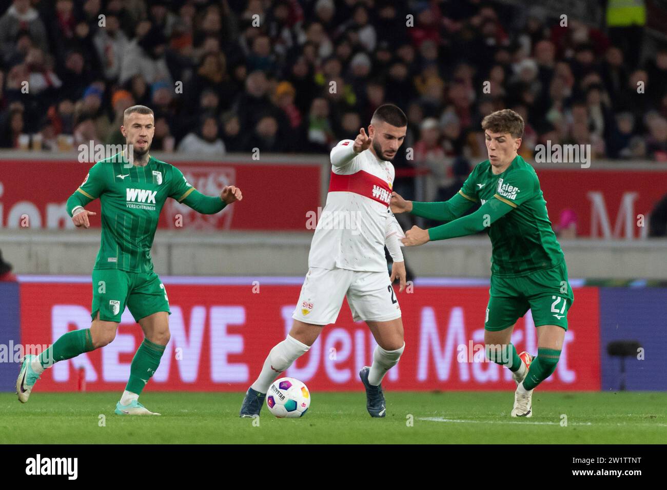 Stuttgart, Deutschland. Dezember 2023. v.li. Deniz Undav (VfB Stuttgart #26), Arne Engels (FC Augsburg, #27) VfB Stuttgart vs. FC Augsburg, Fussball, Herren, 1. Bundesliga, 16. Spieltag, Saison 23/24, GER, 20.12.2023, DFL/DFB-VORSCHRIFTEN VERBIETEN JEDE VERWENDUNG VON FOTOGRAFIEN ALS BILDSEQUENZEN UND/ODER QUASI-VIDEO, Foto: Eibner-Pressefoto/Wolfgang Frank Credit: dpa/Alamy Live News Stockfoto