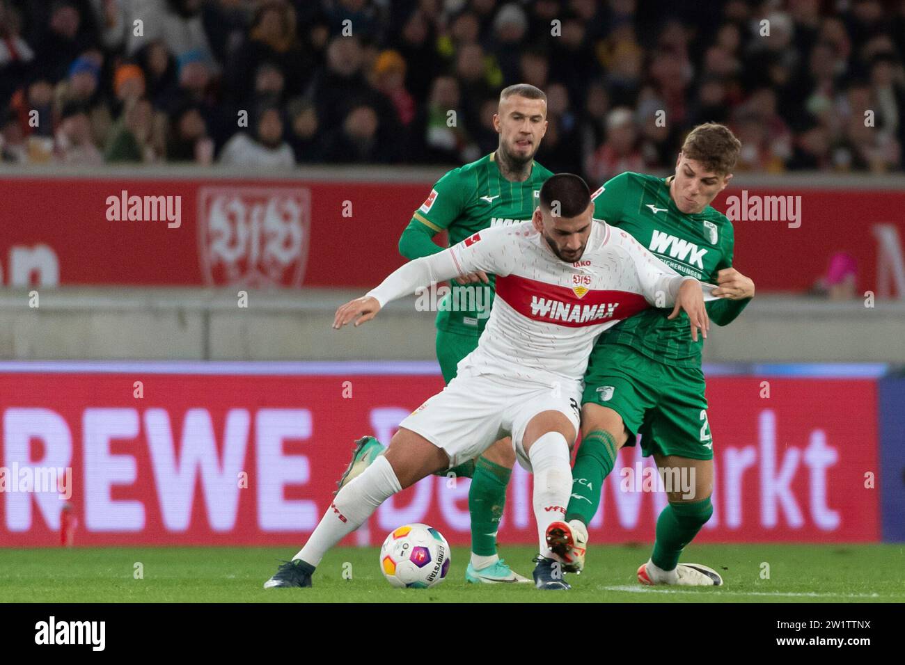 Stuttgart, Deutschland. Dezember 2023. v.li. Deniz Undav (VfB Stuttgart #26), Arne Engels (FC Augsburg, #27) VfB Stuttgart vs. FC Augsburg, Fussball, Herren, 1. Bundesliga, 16. Spieltag, Saison 23/24, GER, 20.12.2023, DFL/DFB-VORSCHRIFTEN VERBIETEN JEDE VERWENDUNG VON FOTOGRAFIEN ALS BILDSEQUENZEN UND/ODER QUASI-VIDEO, Foto: Eibner-Pressefoto/Wolfgang Frank Credit: dpa/Alamy Live News Stockfoto