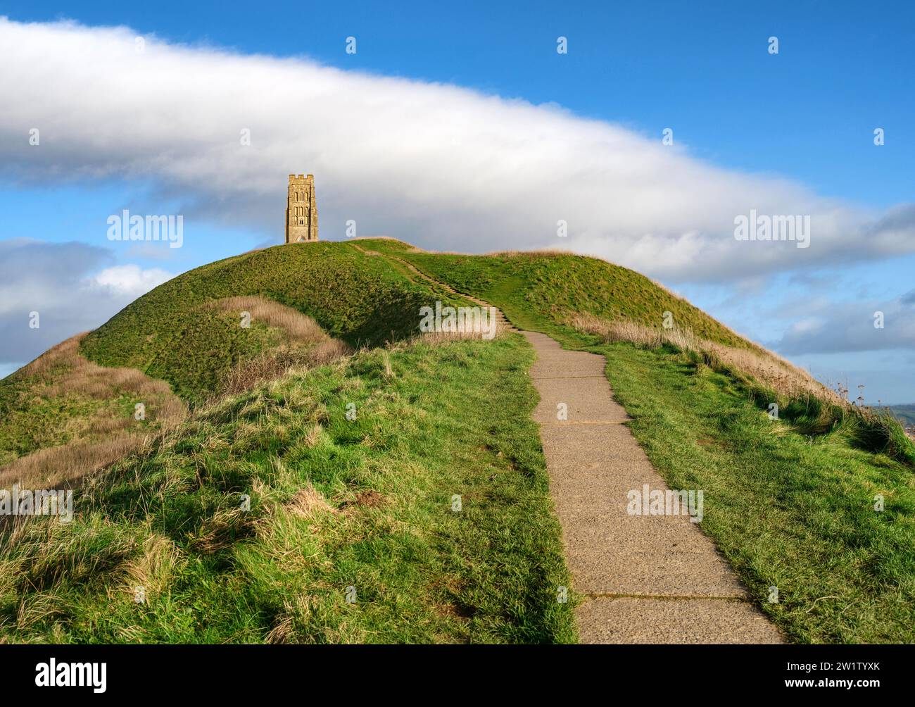Pfad zum Gipfel des Glastonbury Tor in Somerset UK, gekrönt vom isolierten Turm der St. Michael's Kirche Stockfoto