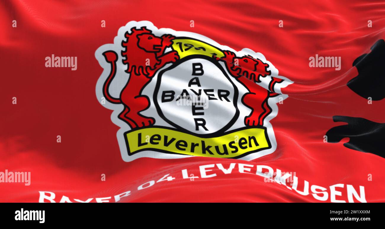 Leverkusen, DE, 2. November 2023: Nahaufnahme der Bayer-Leverkusen-Fahne. Illustrierendes redaktionelles 3D-Illustrationsrendering. Flatterndes Gewebe. Deutsche Bundes Stockfoto