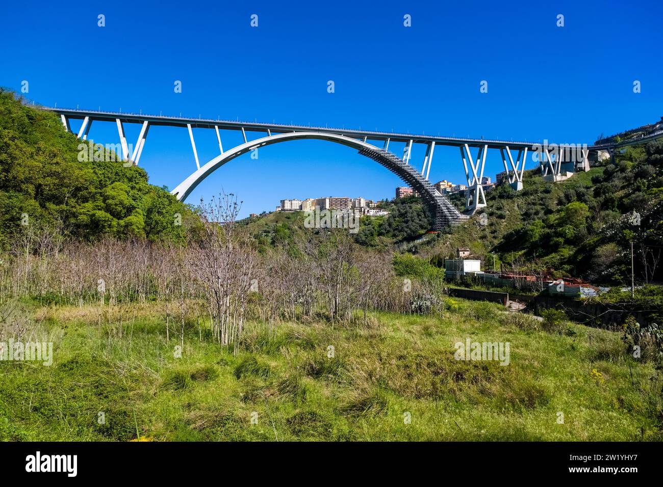 Die Brücke Ponte Bisantis in Catanzaro, erbaut von Riccardo Morandi, ist die größte Bogenbrücke Italiens. Stockfoto