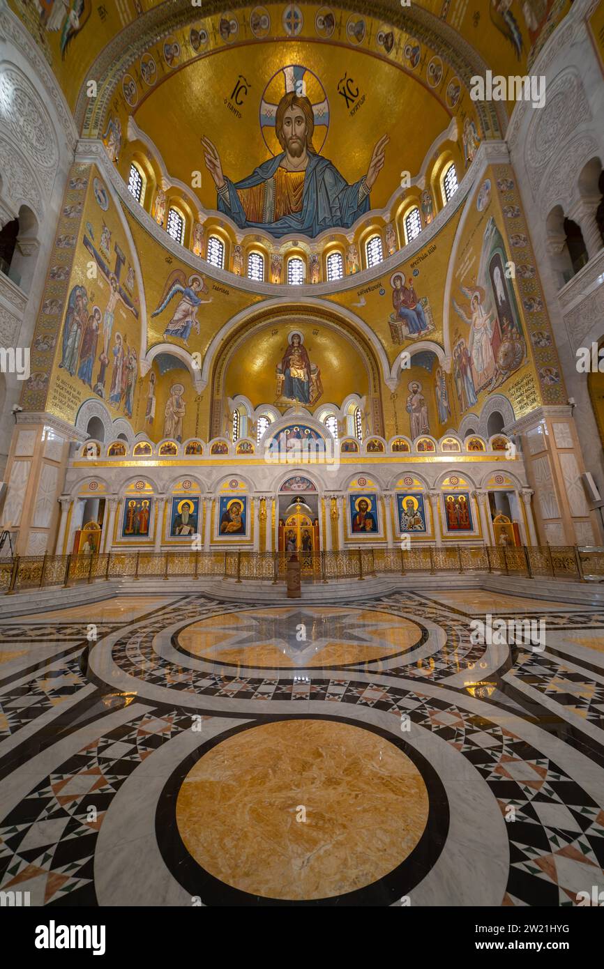 Inneres des Sankt-Sava-Tempels in Belgrad, Serbien, Goldmosaik, touristische Attraktion Stockfoto Stockfoto