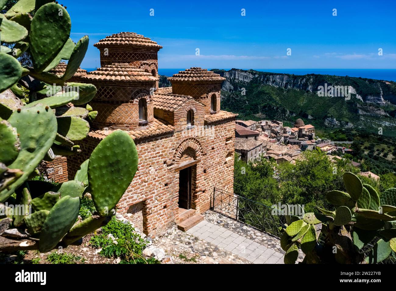 Die Cattolica di Stilo, eine byzantinische Kirche in der Gemeinde Stilo, erbaut im 9. Jahrhundert, als Kalabrien Teil des Byzantinischen Reiches war. Stockfoto