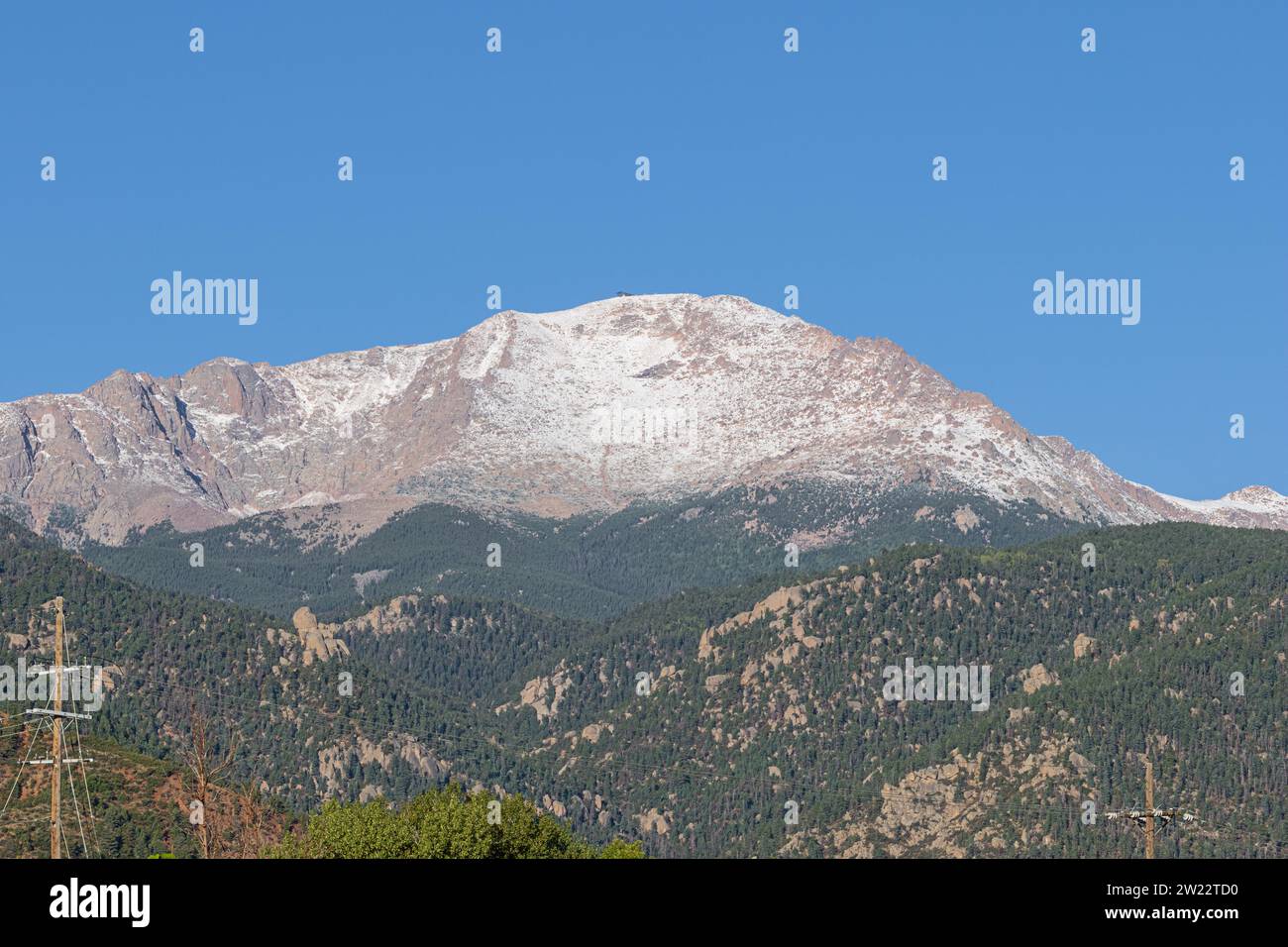 Neuschnee am Pikes Peak, von Manitou Springs aus gesehen Stockfoto