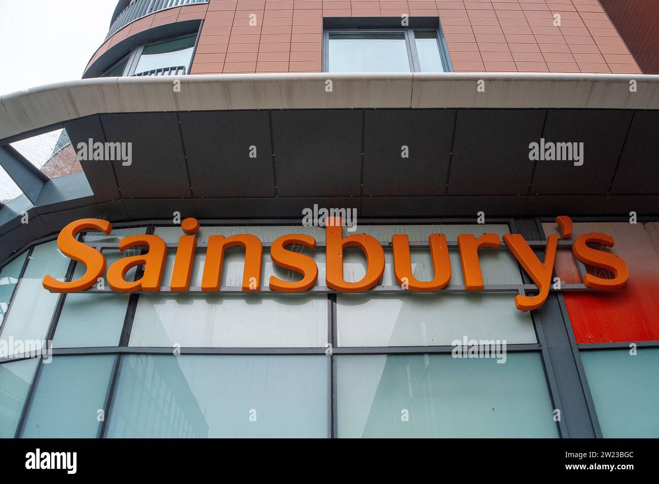 Maidenhead, Berkshire, Großbritannien. Dezember 2023. Ein Sainsbury's Supermarkt in Maidenhead, Berkshire. Sainsbury's bietet Kunden, die eine Nectar-Karte besitzen, günstigere Preise für Speisen und Getränke. Tesco, ein Konkurrent, macht dasselbe mit seinen Clubkarten, um die Kundenbindung zu gewinnen. Kredit: Maureen McLean/Alamy Stockfoto