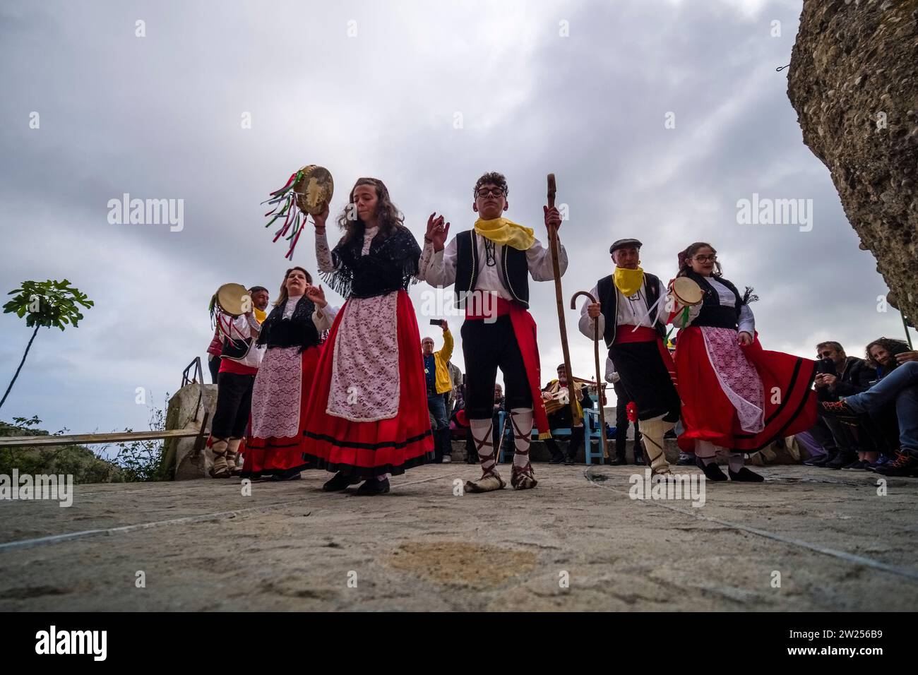 Traditionelle Tänze in Pentidattilo, gespielt von einem lokalen Tanzensemble. Stockfoto