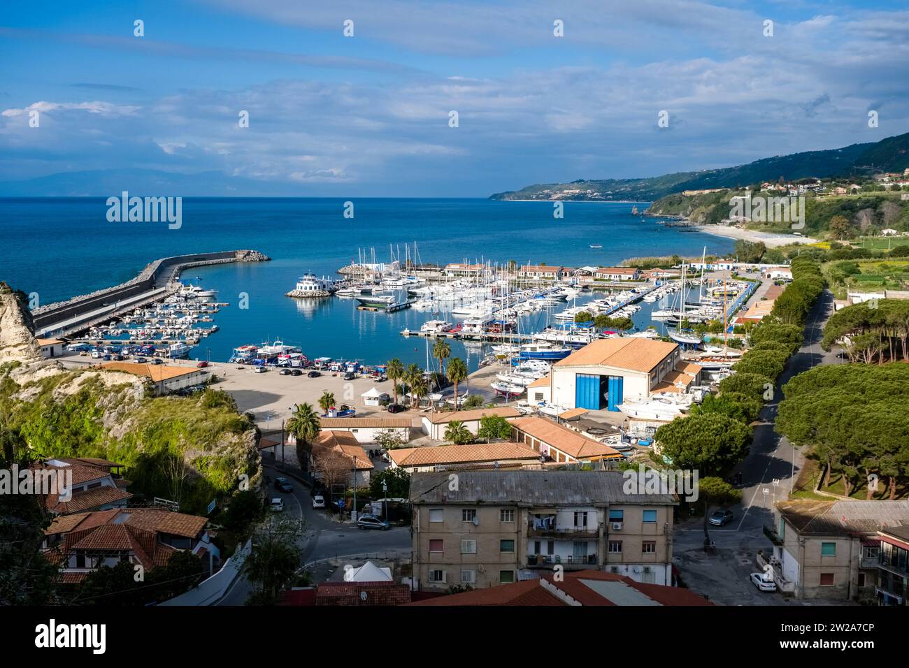 Blick aus der Vogelperspektive auf den Hafen und den Jachthafen von Tropea, mit vielen Booten vor Anker. Stockfoto