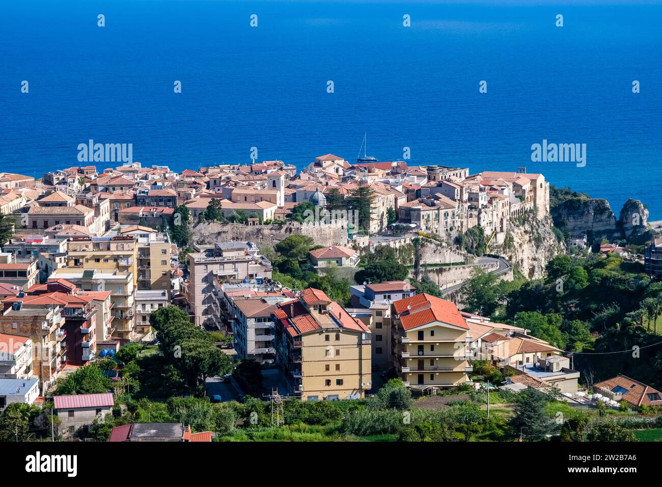 Aus der Vogelperspektive der Häuser von Tropea. Stockfoto