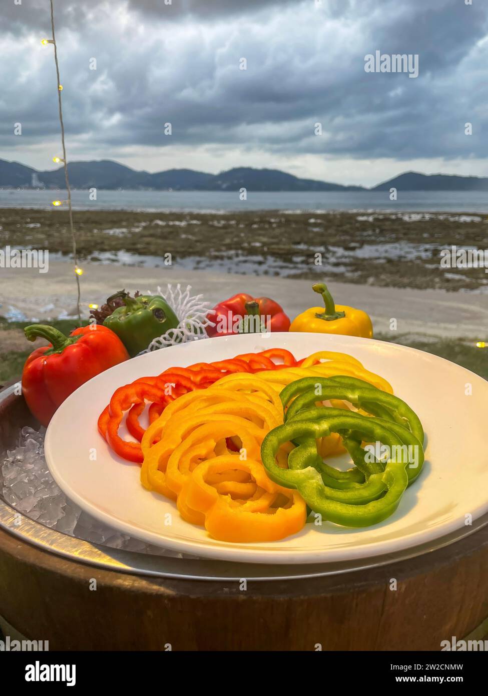 Teller mit aufgeschnittenem farbigem Glockenpfeffer. Dieses Foto wurde aus Phuket, Thailand, aufgenommen. Stockfoto
